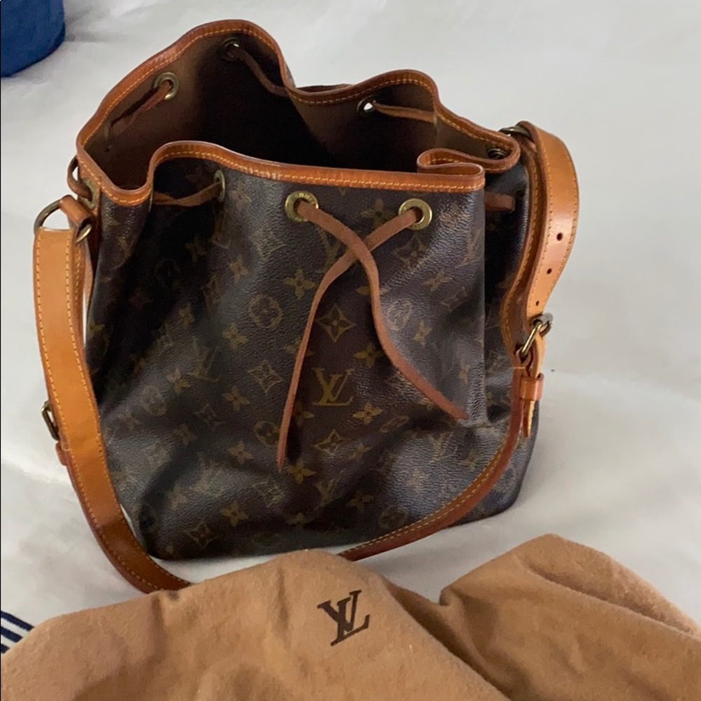 Louis Vuitton vintage bucket bag w dust bag.